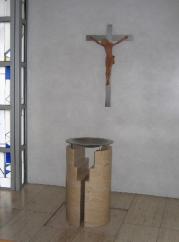 Taufstein und Kreuz
