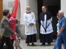 Alt�tting, 2 Kapuzinerpatres vor der Bruder-Konrad-Kirche
