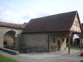 Die Aussegnungshalle auf dem Gebsattler Kirchhof