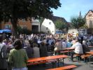 Der Platz um die Linde war voll