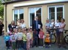 Gruppenbild mit den Kindern, Kollegen und Pfarrer Sassik