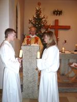 Pfarrer Dennert singt das Weihnachtsevangelium - Daniela und Tobias Dummert versehen den Dienst am Atlar