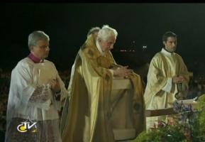 Papst Benedikt vor dem Allerheiligsten