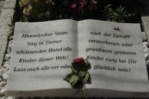 Grabstein in Kloster Waghäusel für gestorbenen oder getötete Kinder