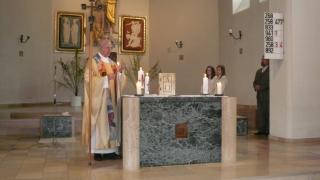 Pfarrer Dennert deutet und entzündet die Jubiläumskerzen