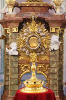 Das Allerheiligste in der Monstranz auf dem Altar