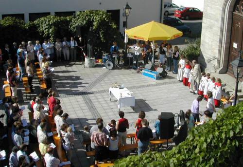 Gottesdienst auf dem Kirchenplatz