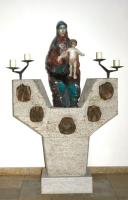 Stele und Madonna von Klaus Backmund, 1974