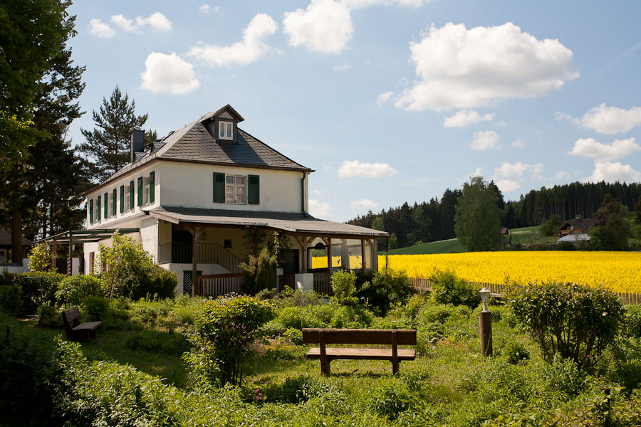 Blick vom Garten auf das Haus