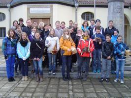 Adelsdorfer MInistrant/inn/en vor dem R�tschen am Karsamstag