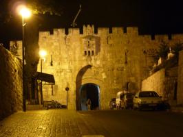 L�wentor bei Nacht