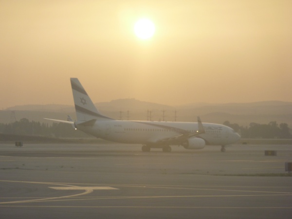 Flughafen Ben Gurion um 6.00 Uhr; eine Maschine von der Fluggesellschaft 'EL AL'