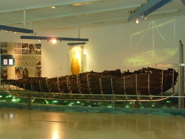 ein am Ufer des Sees gefundenes Fischerboot aus der Zeit Jesu