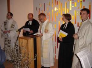 Die Mitwirkenden bei der Einweihung (von links): Dr. Elmar Koziel (Kath.  Hochschulseelsorger), Dr. Johannes Rehm (Evang. Studierendengemeinde),  Domkapitular Dr. G�nter Raab, Dr. Maria Stettner (Studienleiterin des Collegium  Oecumenicum), Dr. Alfons Motschenbacher (Leiter der Kath.  Hochschulgemeinde)