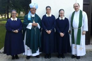 Mit Weihbischof Benito und Schwestern der Leitung vor dem Heiligtum in La Victoria