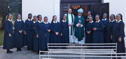Mit Weihbischof Benito und den Schwestern vor dem Heiligtum von La Victoria