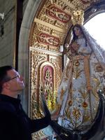 14.8.2017 Michael Gerber verehrt das Gnadenbild der Virgen de la Puerta in Otuzco