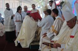 26.8.2017 Bischofsweihe, Übergabe des Hirtenstabes an Benito
