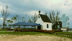 Heiligtum in Juana Diaz mit neuem Zeltdach, im Hintergrund das Meer.