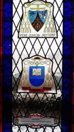 Fenster mit Wappen von Bischof Jez oben
