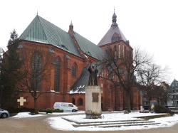 Kathedrale von Koszalin mit Statue von Papst Johannes Paul II