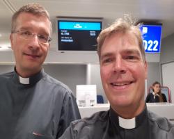 Flughafen Frankfurt: Weihbischof Dr. Gerber (li) und Generalrektor Dr. Löhr am 8. August 2017 auf dem Weg zur Bischofsweihe von Reinhold Nann in Perú.
