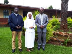 hp 20180331_In der Pfarrei von Isidore Ndayirereshe in Butwe, mit Denis und einer Schwester (1).jpg