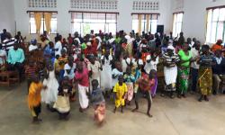 Bugendana, Dankesfeier mit der Etnie Twa nach der Taufe vieler Kinder