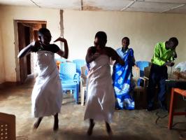 Besuch in der Pfarrei von Ildephonse Sabokwigina, Begrung mit Tanz