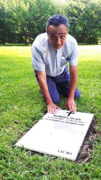Alejandro Zelaya am Grab seines Vaters Mauricio Armando auf dem Friedhof der Schönstattpatres Sion del Padre
