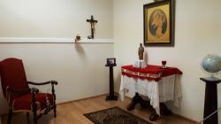 hp 20180628_Schnstatt-Heiligtum Cabo Rojo, in der Ausstellung, hier mit Stuhl der Montagsvortrge von P. Kentenich aus Milwaukee.jpg