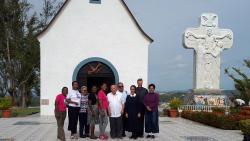 Besuch des Heiligtums Juana Diaz von Sr. Marisel mit einer Pilgergruppe