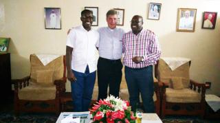 Begegnung mit Gilbert Ndayishimiye (rechts) und seinem Vikar in der Pfarrei S. Joseph in Bujumbura