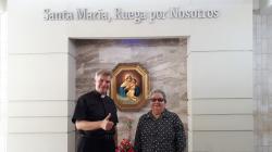 Mit Marienschwester Nancy am Eingang der Ppstlichen Universitt von Ponce