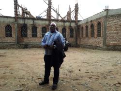 Gilbert Ndayishimiye vor seiner Kirche S. Joseph