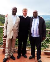 Nach dem Mittagessen zwischen Bujumbura und Ngozi, v.l.Sbastian, Christian, Gilbert