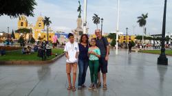 hp 20190101_Treffen mit Familie Wackerbauer, auf der Plaza de Armas in Trujillo.jpg