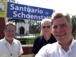 hp 20190101_Christian Löhr, Reinhold Nann und Kurt Faulhaber vor dem Heiligtum in Trujillo.jpg