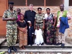 Nach der Hl. Messe mit den Militrs und einer Taufe am Flughafen Bujumbura