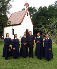 Gruppenfoto mit den Marienschwestern vor dem Heiligtum