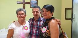 Nach der Sonntagsmesse in der Sakristei, P. Aridio Luzón Veras (Mitte) mit Mutter und Schwester