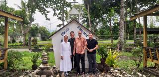 Besuch des Schnstatt-Bildstockes im Garten des Priesterseminars von Butuan