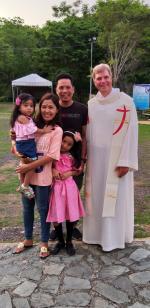 Nach der Heiligen Messe mit einer Familie