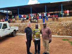 Ankunft in der Pfarrei Buzirancanda von Pfarrer Thomas Niragira