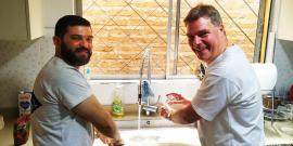 Brasilianisch-deutsche Zusammenarbeit beim Spülen nach dem Sonntagsassado