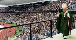 Bei der Seligsprechung im Olympiastadion Berlin: Johannes Paul II.