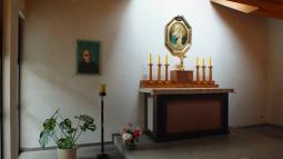 Der Dachau-Altar erinnert auch an die Priesterweihe im KZ.