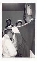 Diakonweihe Dr. Georg Zenk 03.05.1986
  Erzbischof Dr. Elmar Maria Kredel bei der Handauflegung 
  in der Kirche St. Marien Johannisthal
  