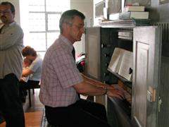 Unser Organist Michael H�fner an der Orgel
