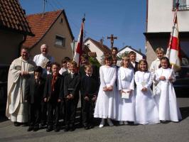 Kommunionkinder mit Pfarrer Ignatius Kobus und Diakon Dr. Zenk